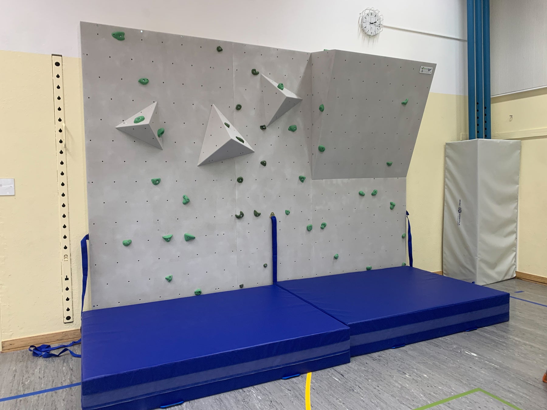 Boulderwand in einer Turnhalle - 13.5 m2